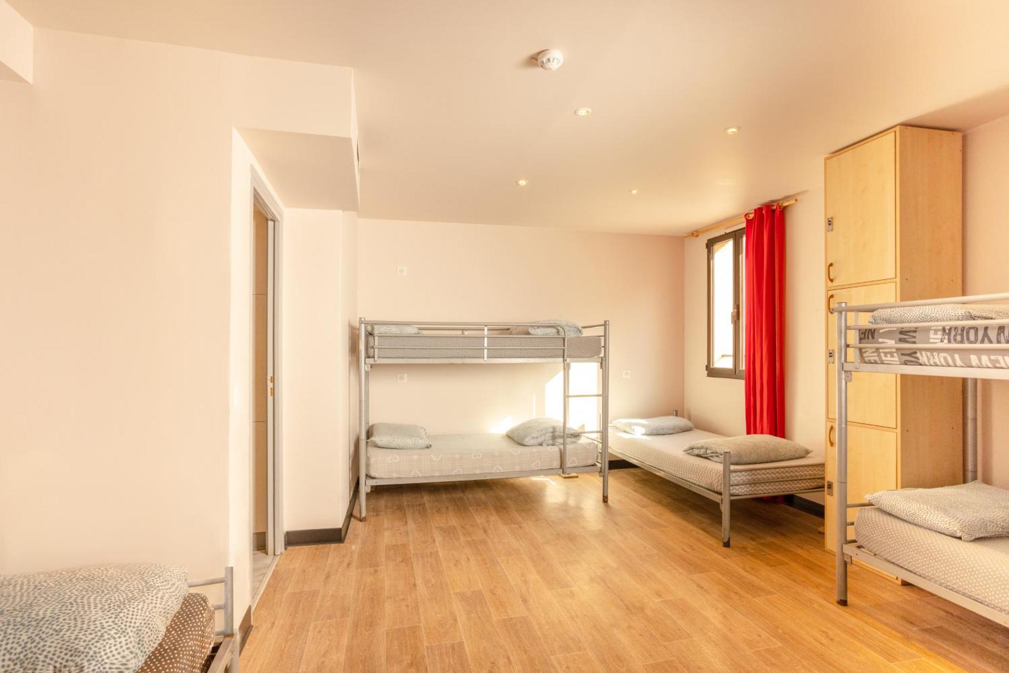 Villa Saint Exupery Beach Hostel Ница Екстериор снимка