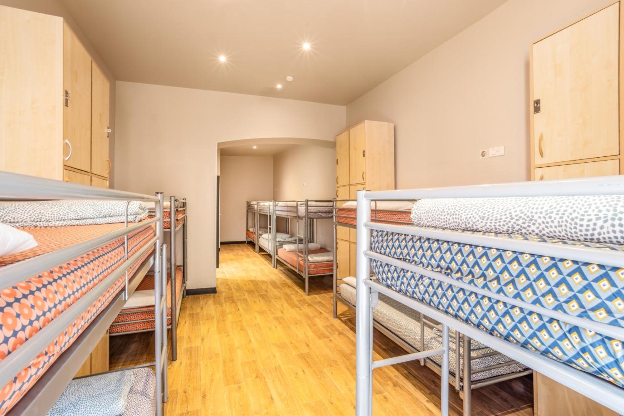 Villa Saint Exupery Beach Hostel Ница Екстериор снимка