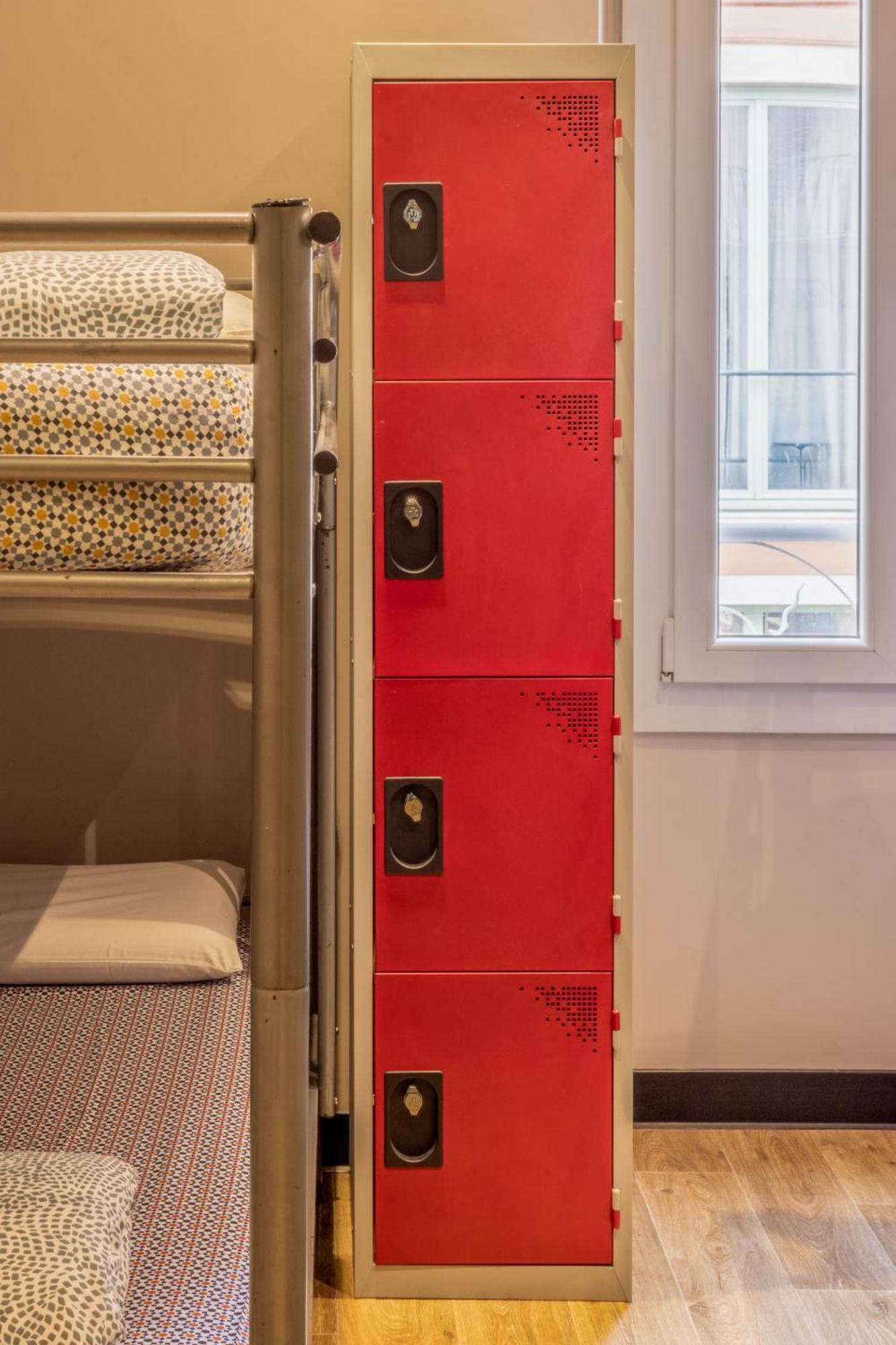 Villa Saint Exupery Beach Hostel Ница Екстериор снимка