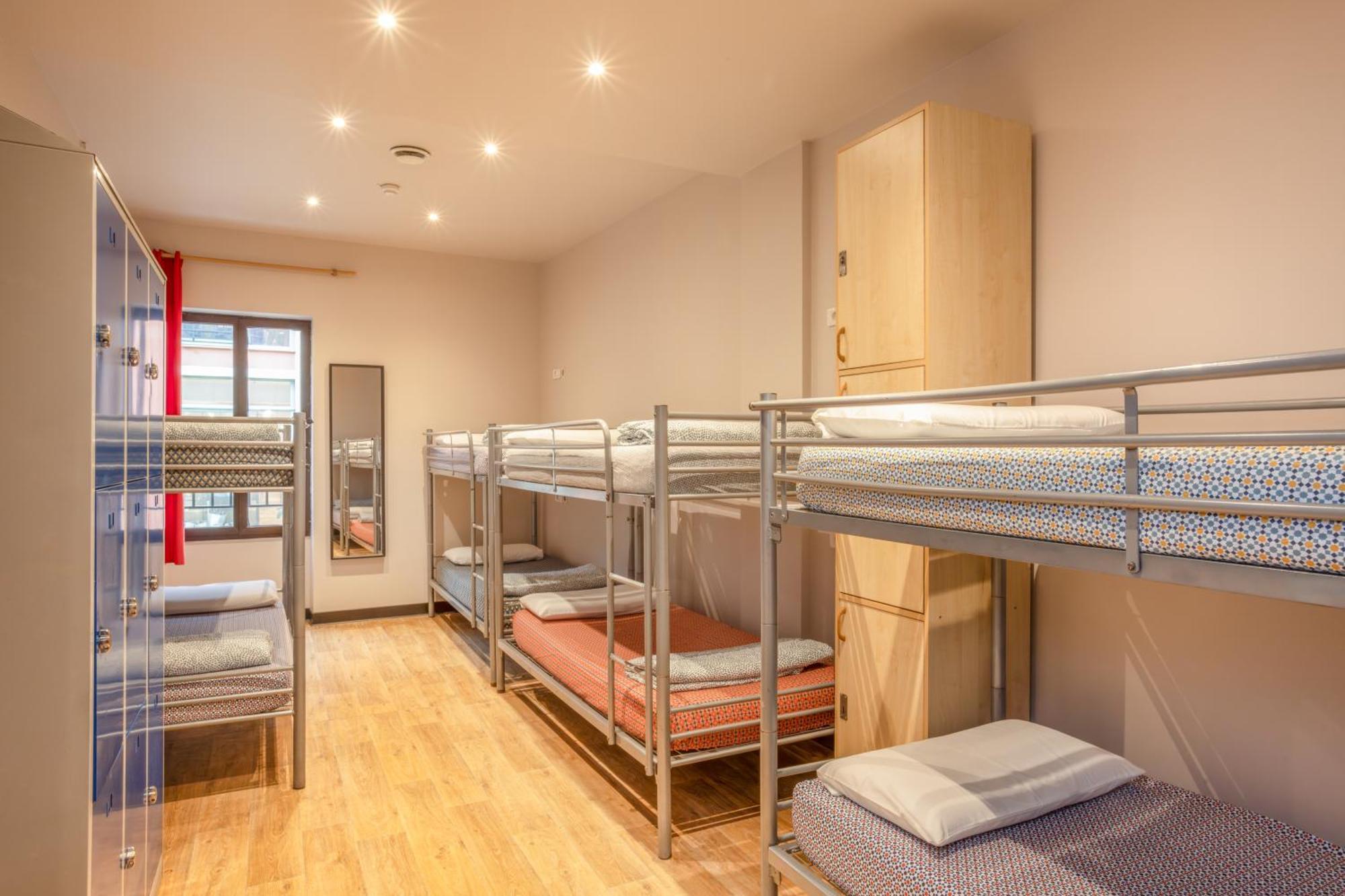 Villa Saint Exupery Beach Hostel Ница Екстериор снимка