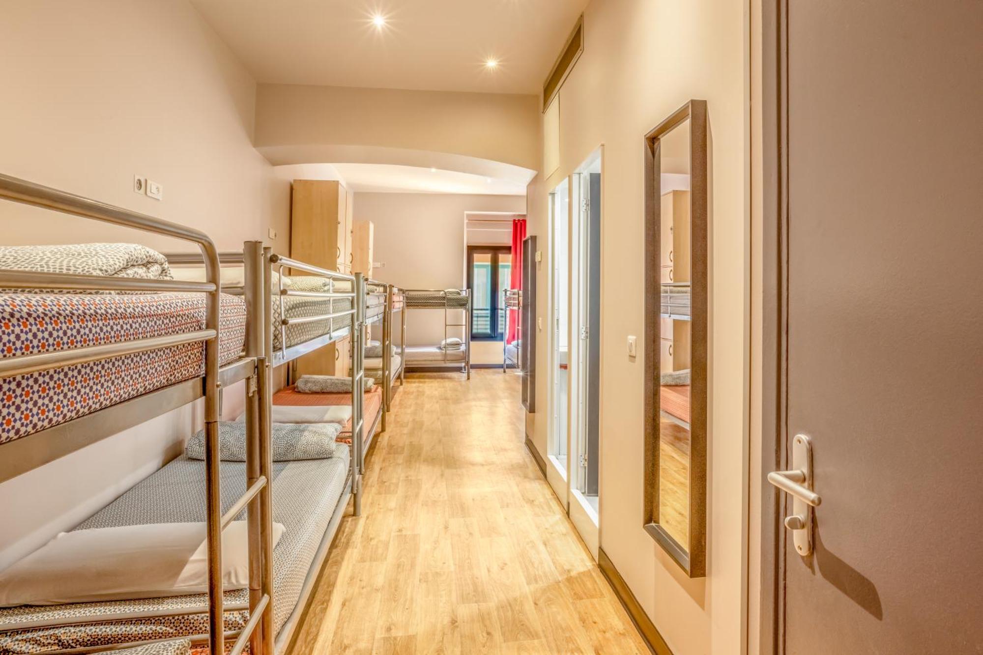 Villa Saint Exupery Beach Hostel Ница Екстериор снимка