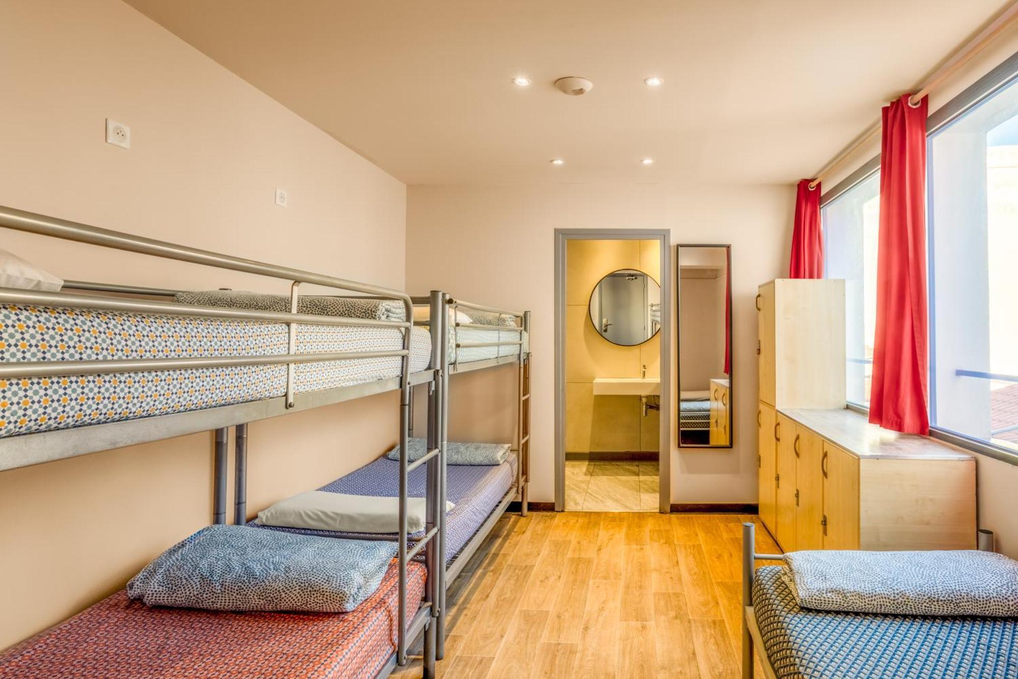 Villa Saint Exupery Beach Hostel Ница Екстериор снимка