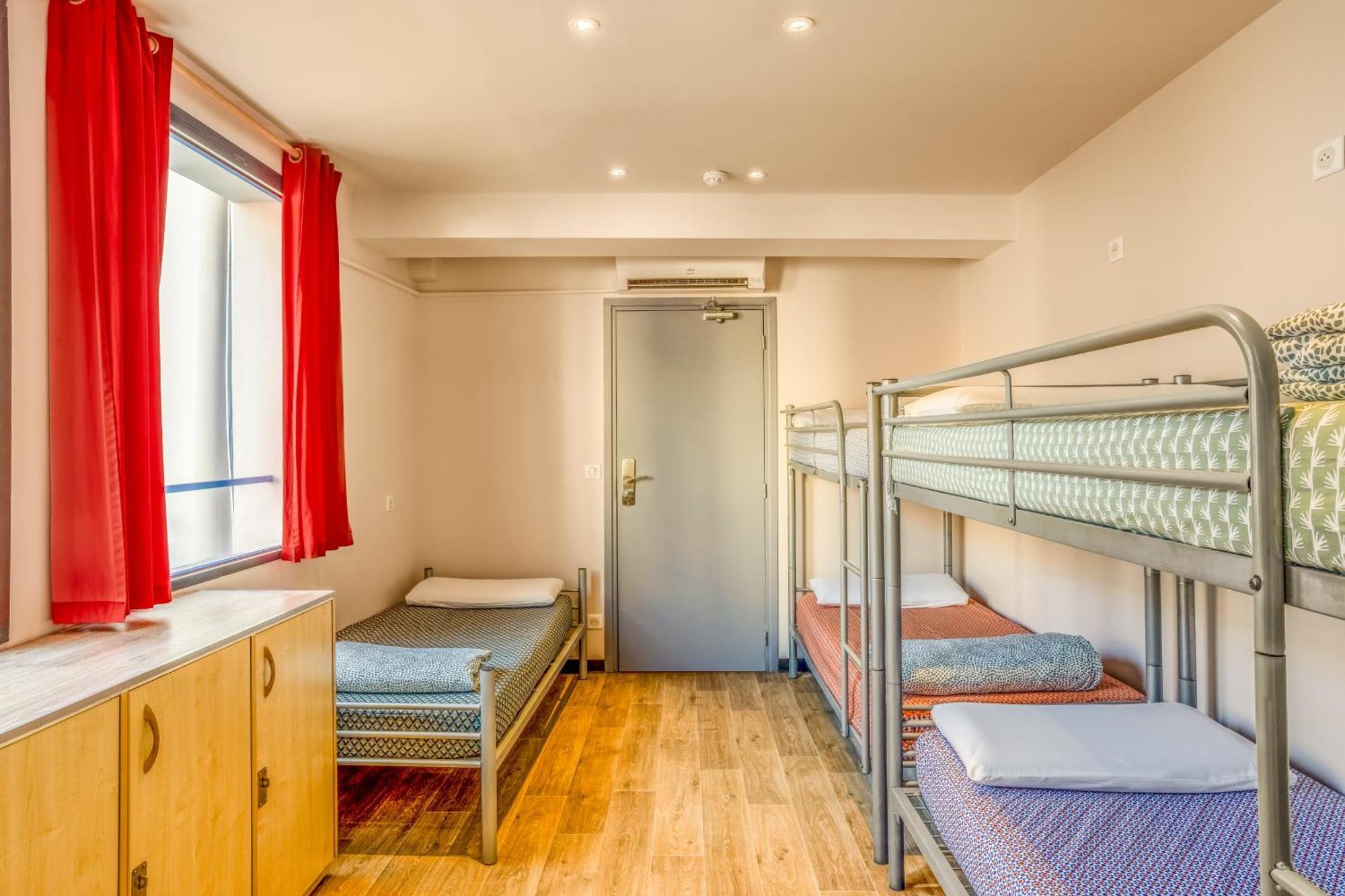 Villa Saint Exupery Beach Hostel Ница Екстериор снимка