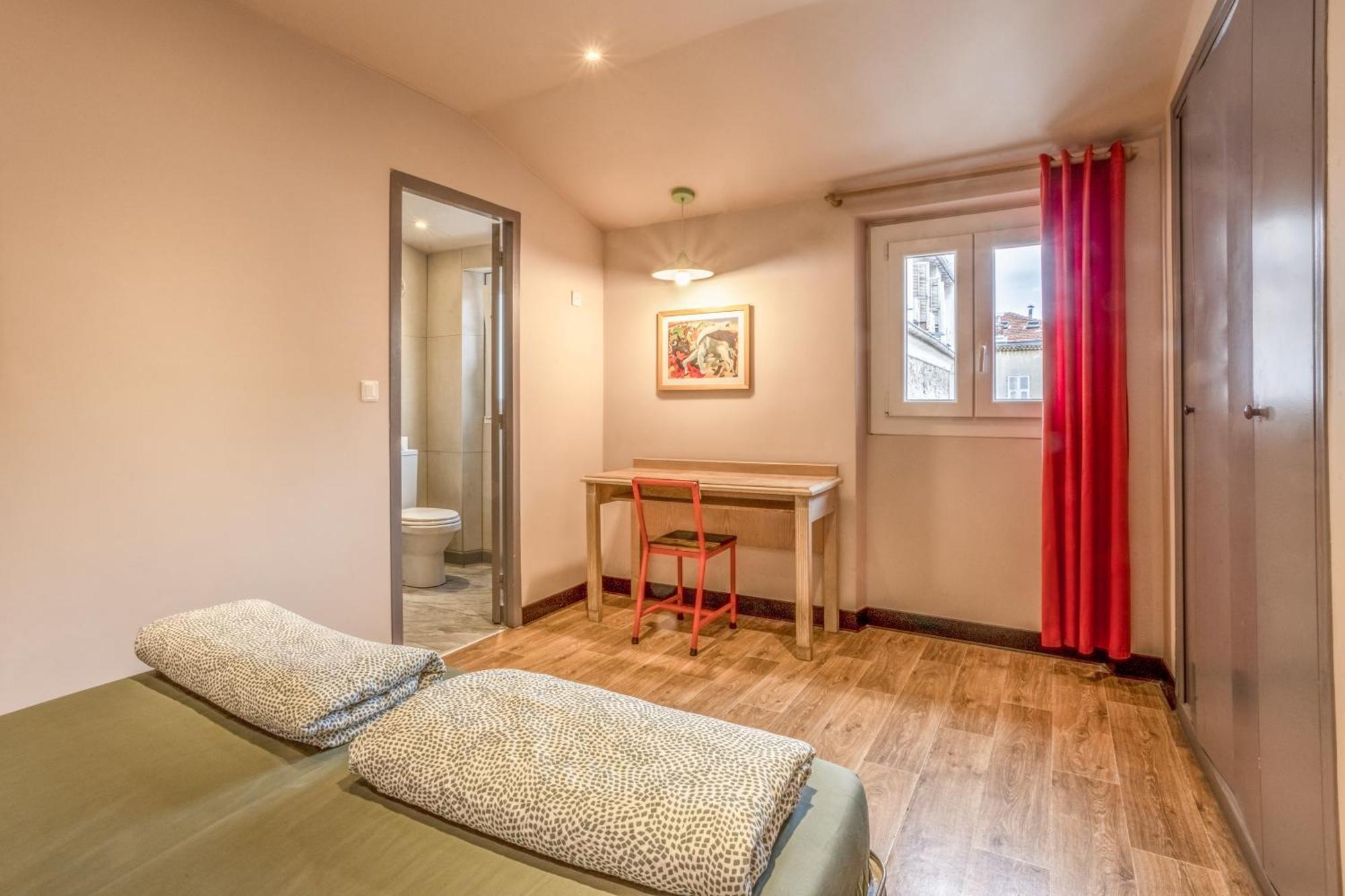 Villa Saint Exupery Beach Hostel Ница Екстериор снимка