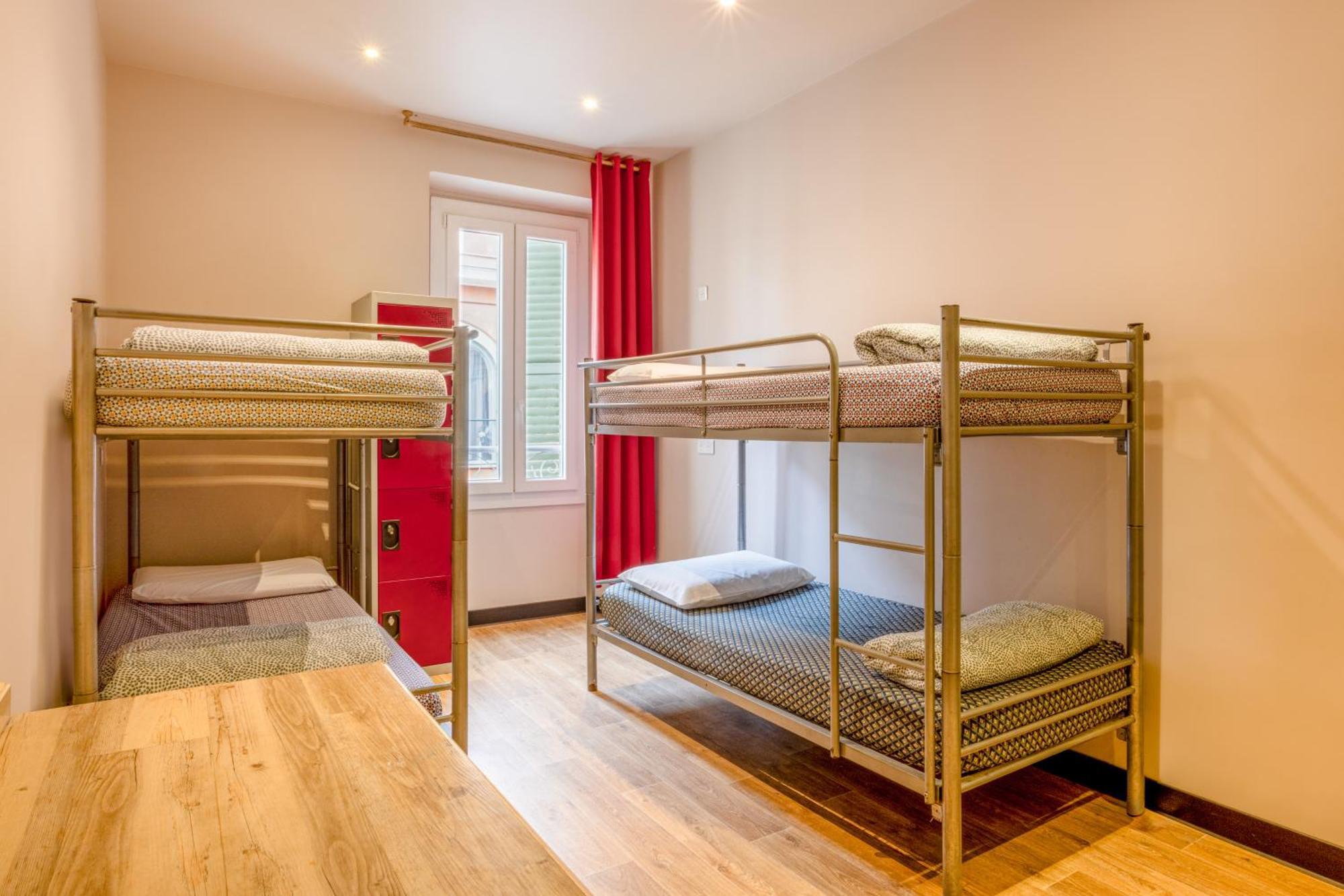 Villa Saint Exupery Beach Hostel Ница Екстериор снимка