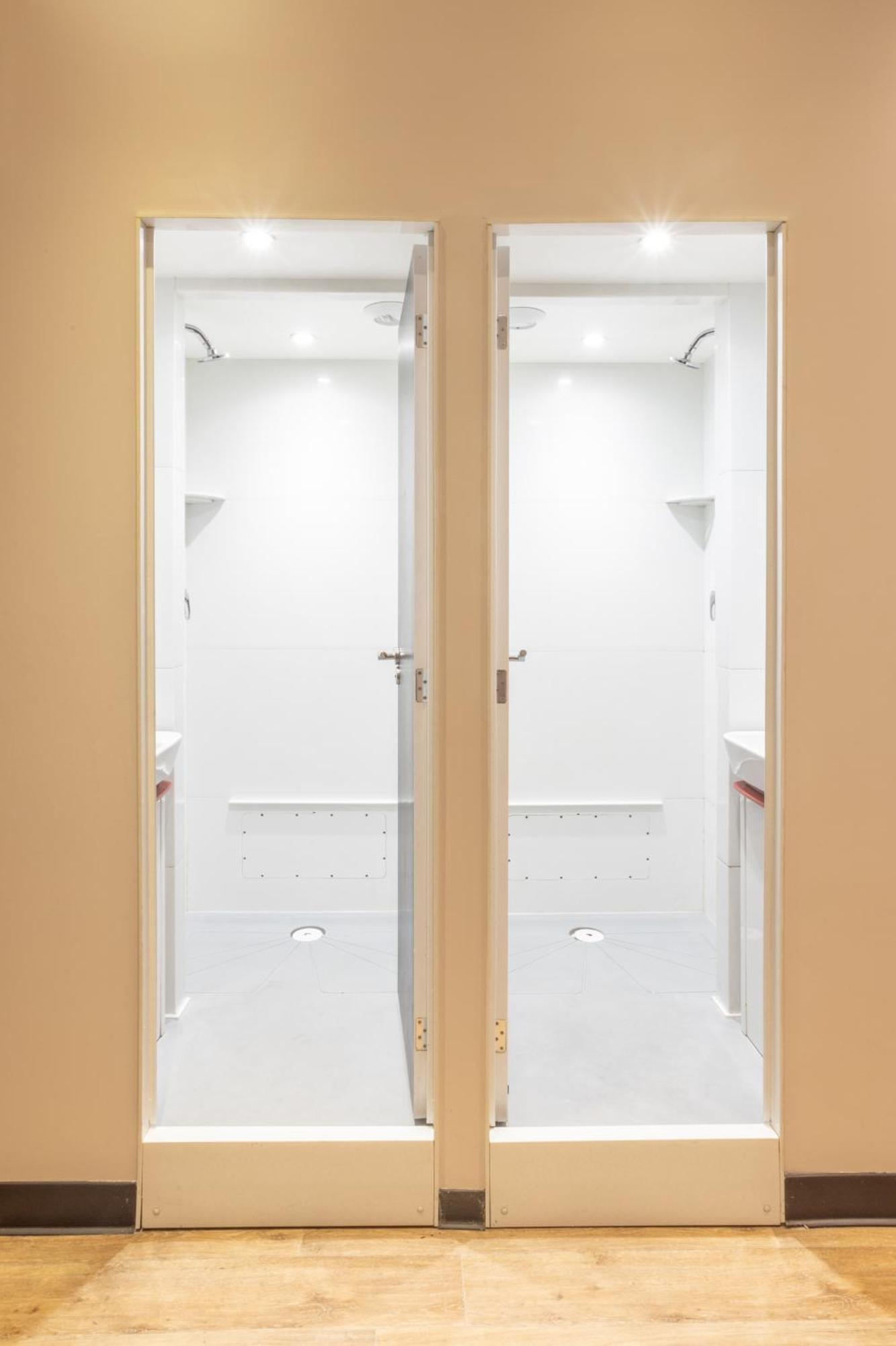 Villa Saint Exupery Beach Hostel Ница Екстериор снимка