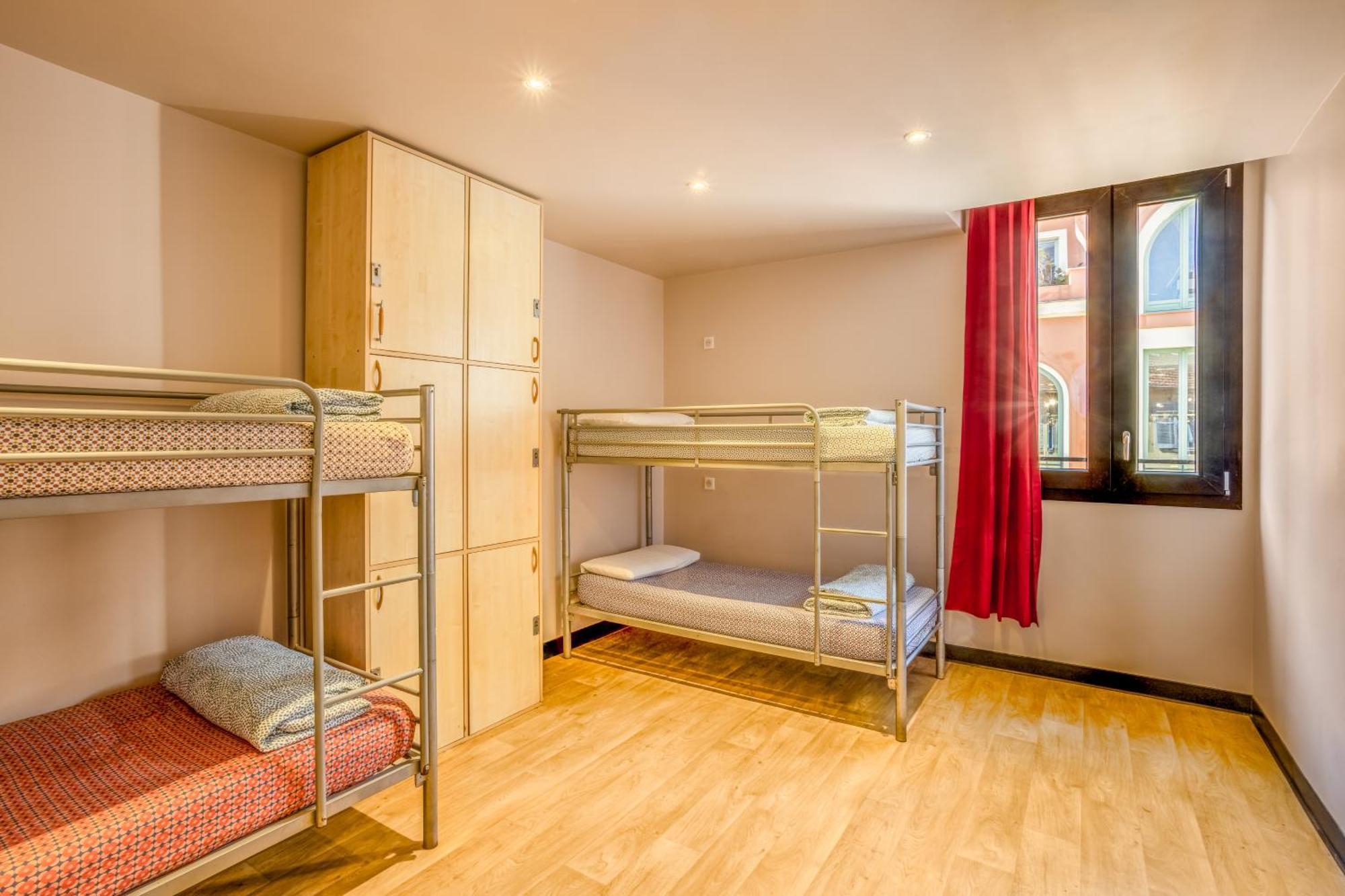 Villa Saint Exupery Beach Hostel Ница Екстериор снимка