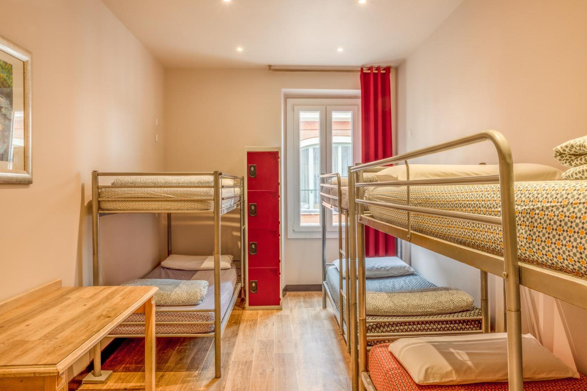 Villa Saint Exupery Beach Hostel Ница Екстериор снимка