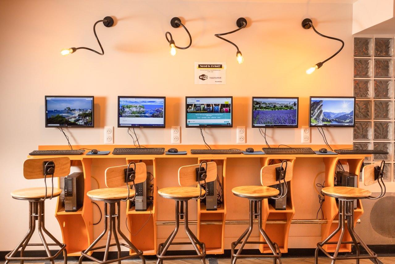Villa Saint Exupery Beach Hostel Ница Екстериор снимка Internet café in Japan
