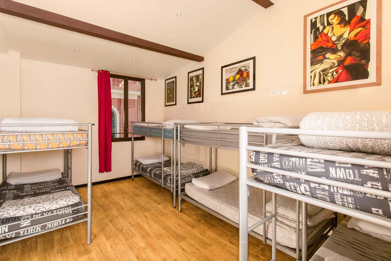 Villa Saint Exupery Beach Hostel Ница Екстериор снимка Hostel room in Prague, Czech Republic
