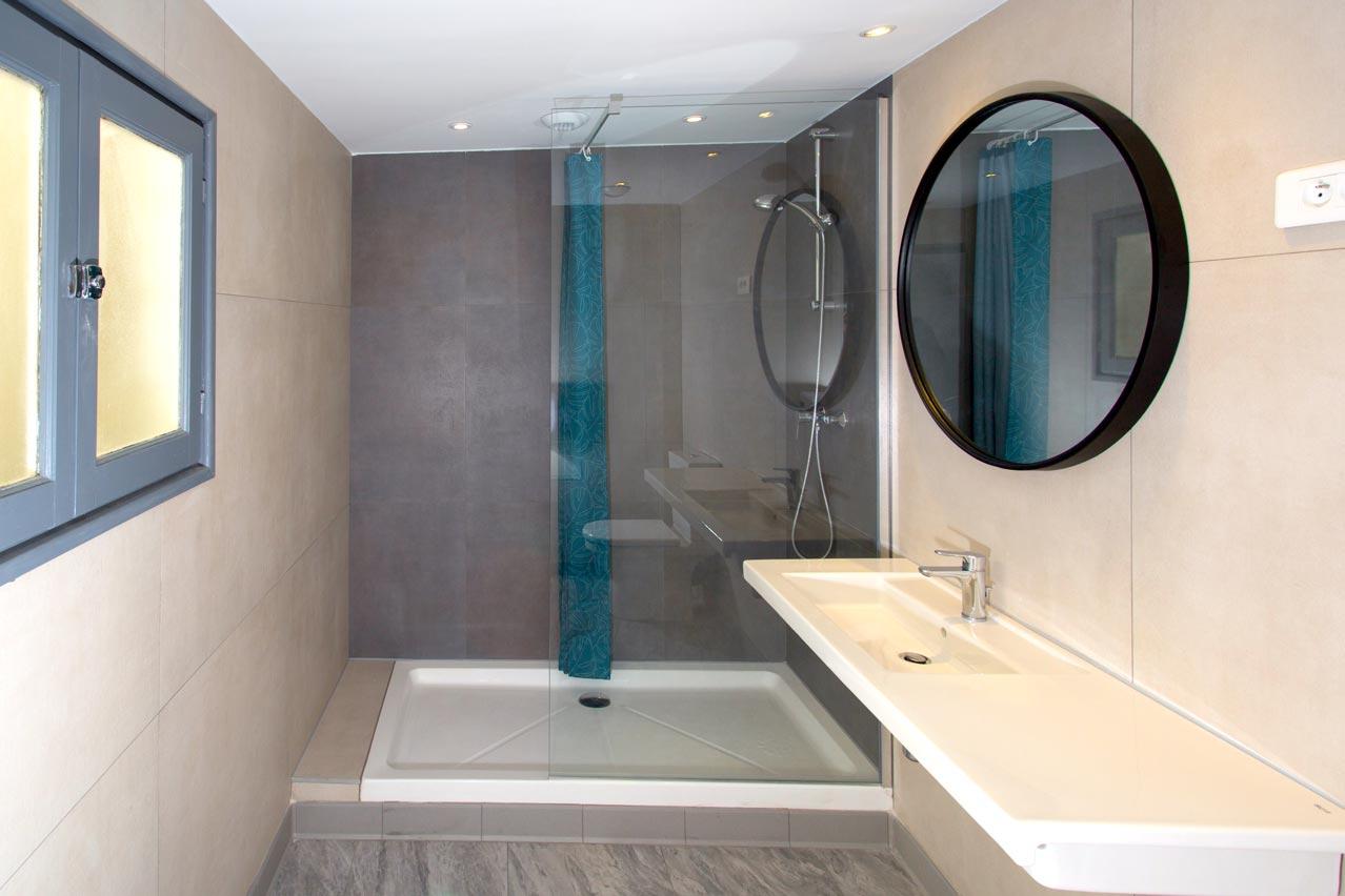Villa Saint Exupery Beach Hostel Ница Екстериор снимка A shower cubicle