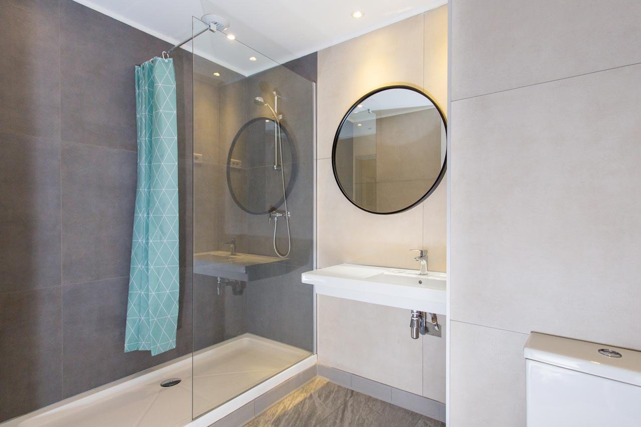 Villa Saint Exupery Beach Hostel Ница Екстериор снимка A shower enclosure