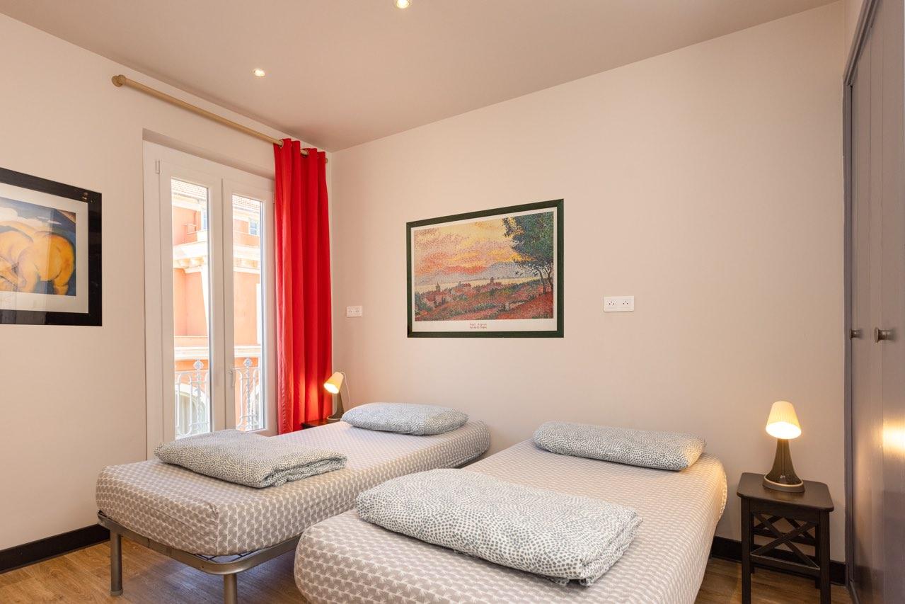 Villa Saint Exupery Beach Hostel Ница Екстериор снимка A bedroom in a typical apartment