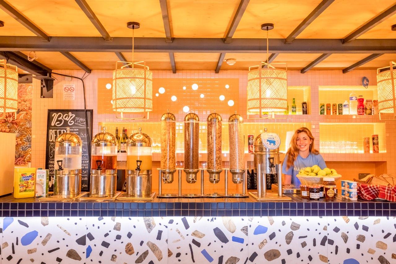 Villa Saint Exupery Beach Hostel Ница Екстериор снимка Beer taps at a restaurant