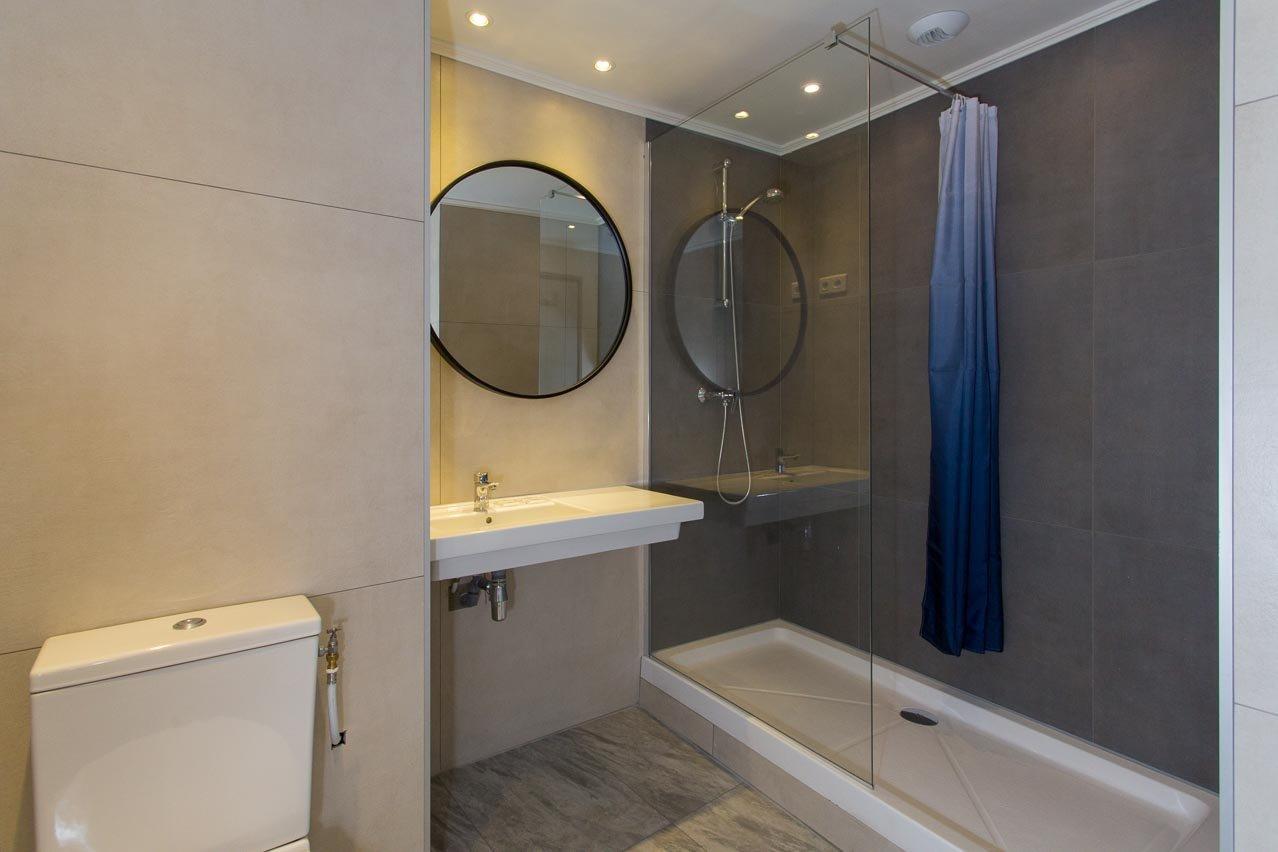 Villa Saint Exupery Beach Hostel Ница Екстериор снимка A shower enclosure with a sliding door
