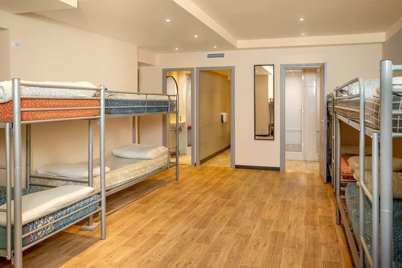 Villa Saint Exupery Beach Hostel Ница Екстериор снимка A typical room at a hostel