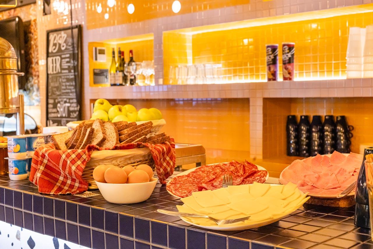 Villa Saint Exupery Beach Hostel Ница Екстериор снимка A tapas bar in Madrid
