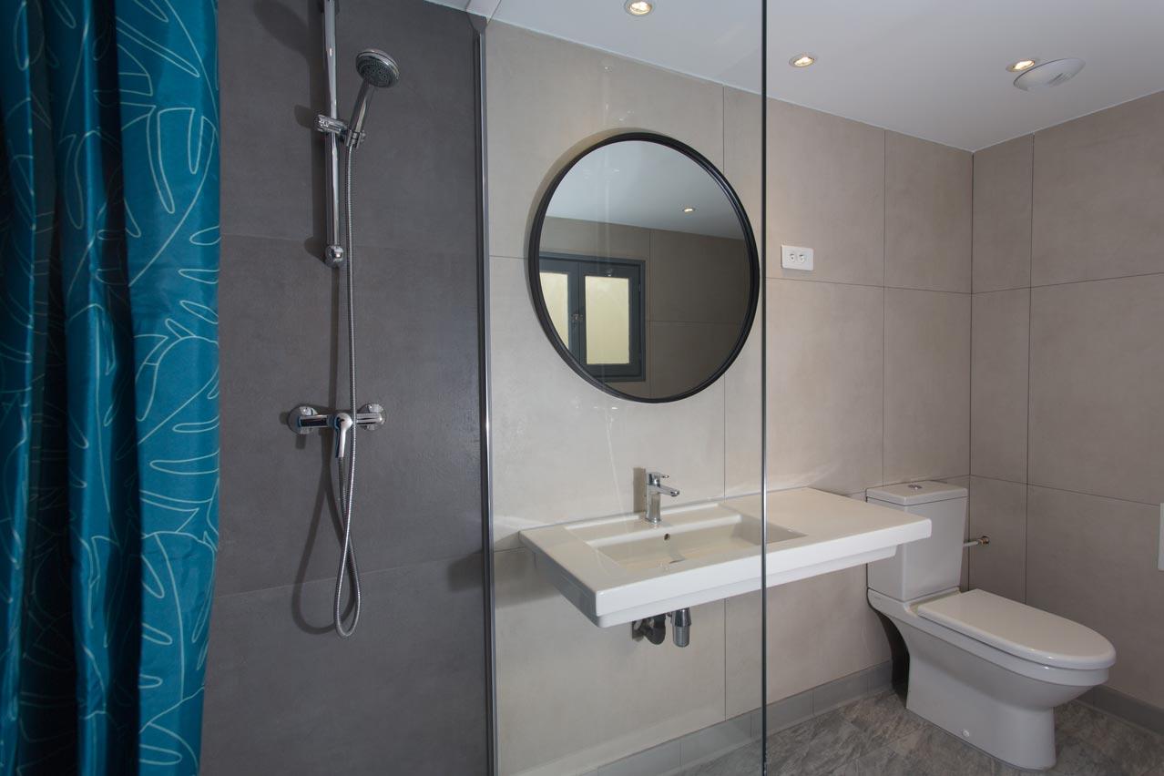 Villa Saint Exupery Beach Hostel Ница Екстериор снимка Bathroom