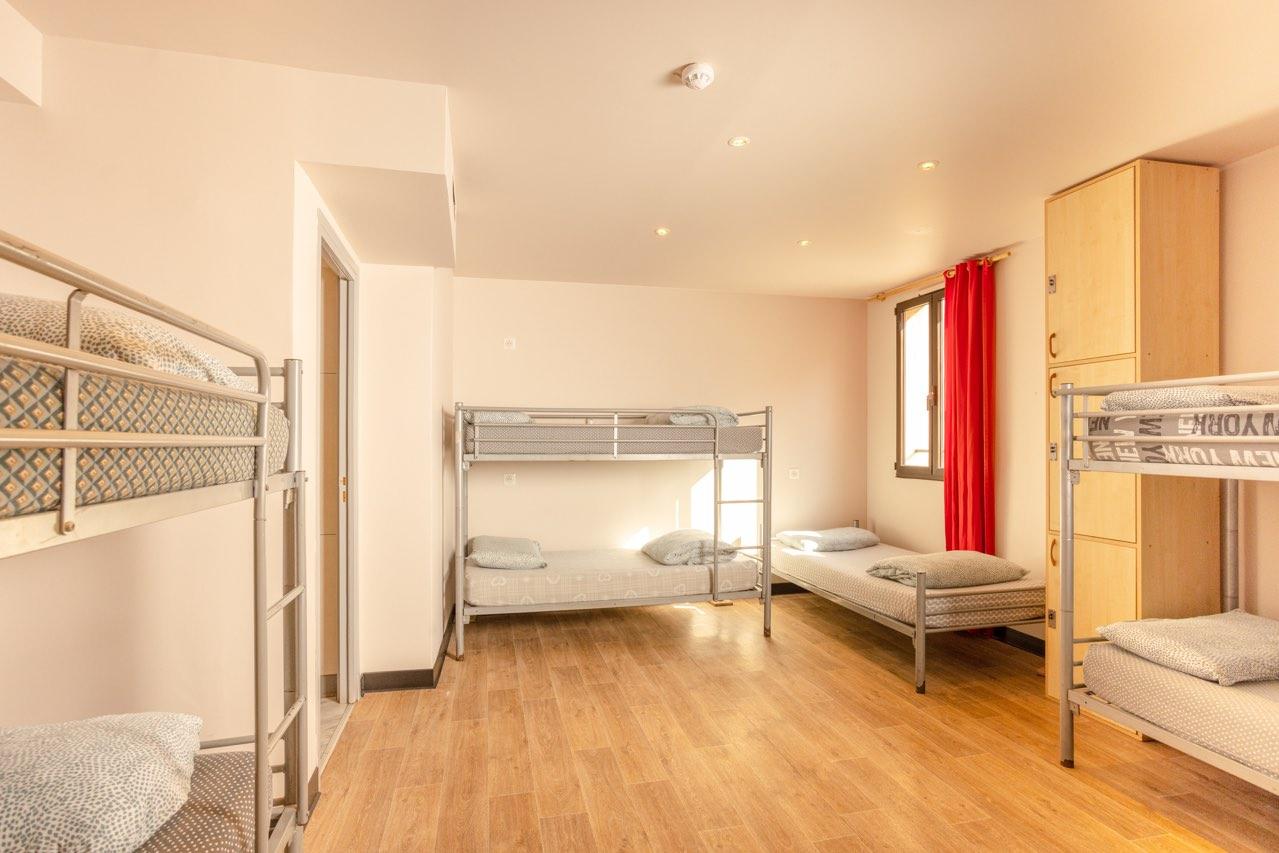 Villa Saint Exupery Beach Hostel Ница Екстериор снимка A typical room at a typical hostel